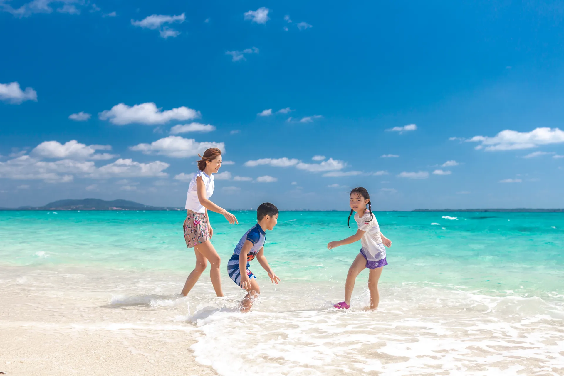 沖縄の透き通る海と白いビーチ